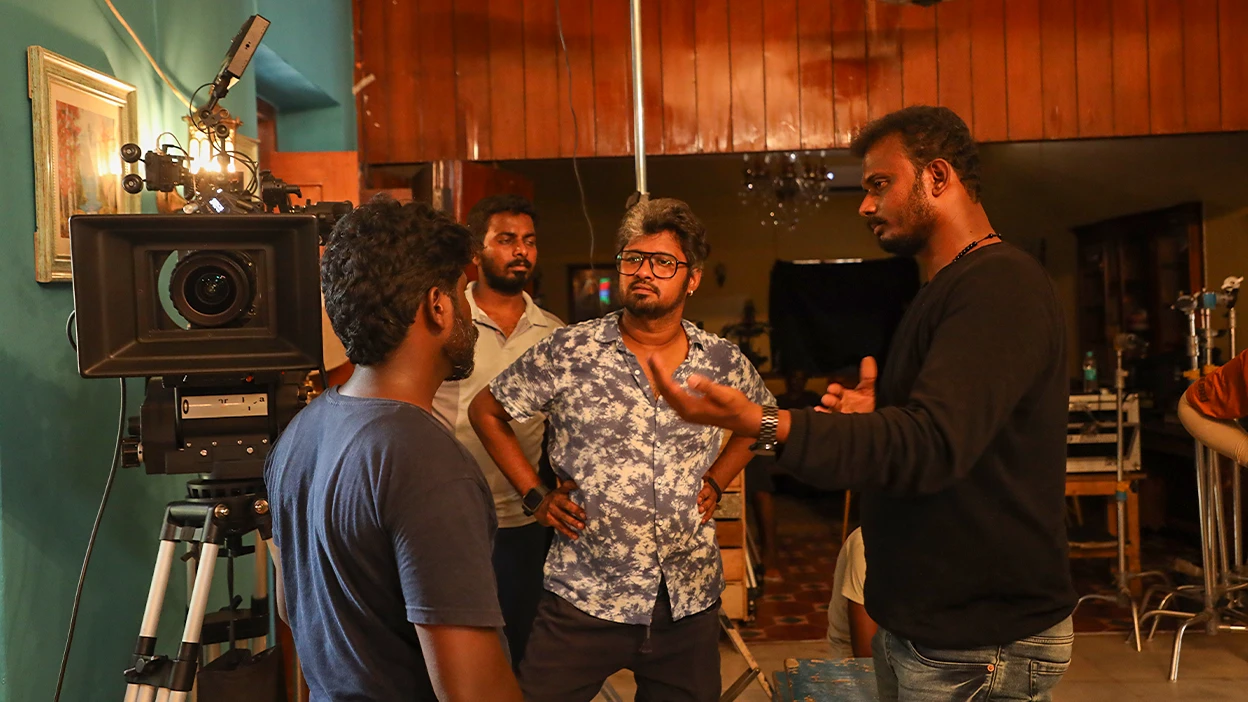Tour The Paradise — Mumbai — behind the scenes